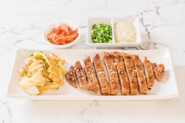 sebze ile dilimlenmiş domuz biftek ızgara 