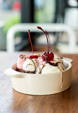 pişmiş hatmi ve dondurma ile çikolatalı kek