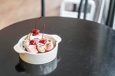 pişmiş hatmi ve dondurma ile çikolatalı kek