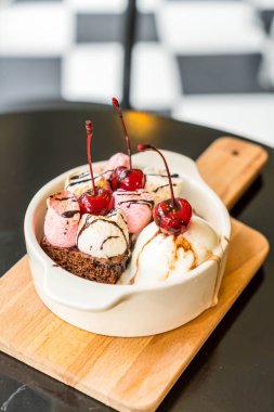 pişmiş hatmi ve dondurma ile çikolatalı kek