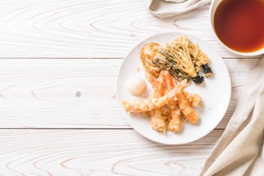 sebzeli karides tempura (hırpalanmış kızarmış karides)