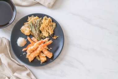 sebzeli karides tempura (hırpalanmış kızarmış karides)