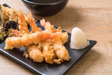 sebzeli karides tempura (hırpalanmış kızarmış karides)