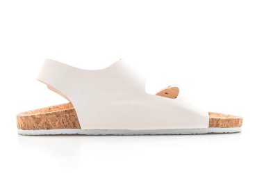 Beyaz arka plan üzerinde unisex deri sandalet