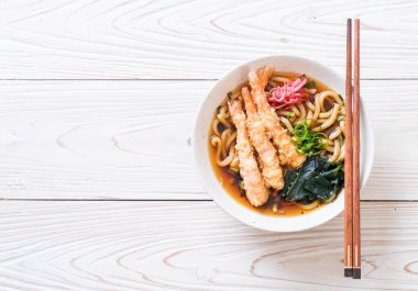 Udon ramen noodle ile karides tempura 