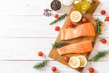 Limon domates Biberiye Biber ve tuz ile Çiğ somon fileto 