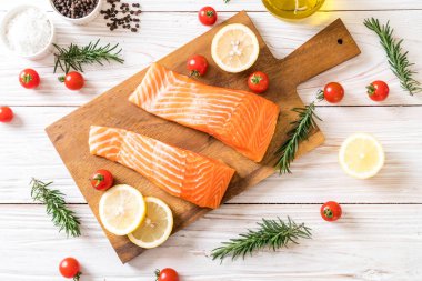 Limon domates Biberiye Biber ve tuz ile Çiğ somon fileto 