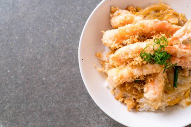 kızarmış karides tempura üzerinde pirinç kase tepesinde