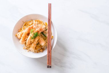 kızarmış karides tempura üzerinde pirinç kase tepesinde