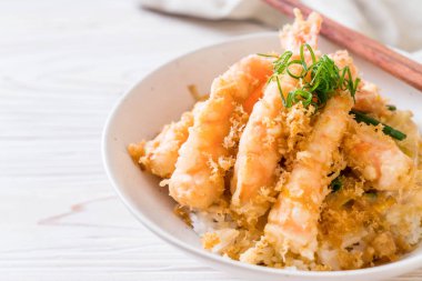 kızarmış karides tempura üzerinde pirinç kase tepesinde
