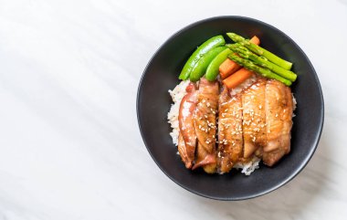 Teriyaki tavuk pilav kasesi