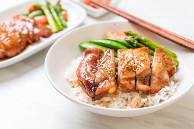 Teriyaki tavuk pilav kasesi