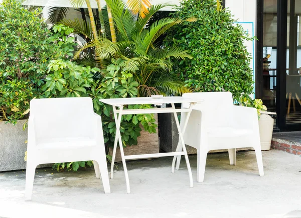 Odkryte patio krzesło i stół — Zdjęcie stockowe