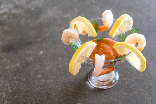 Cocktail de crevettes avec sauce — Photo