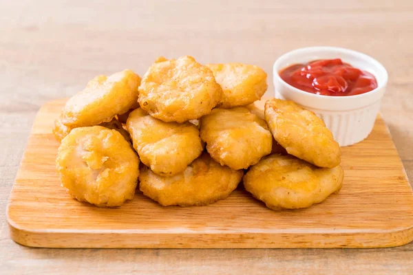 Nuggets de frango com molho — Fotografia de Stock