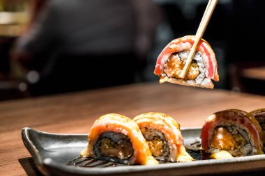 taze Çiğ somon suşi roll