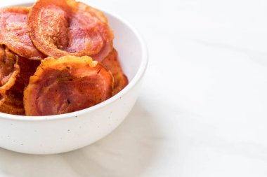 Kızarmış gevrek domuz pastırması