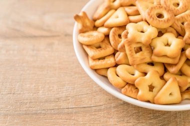 kahve ile bisküvi kraker