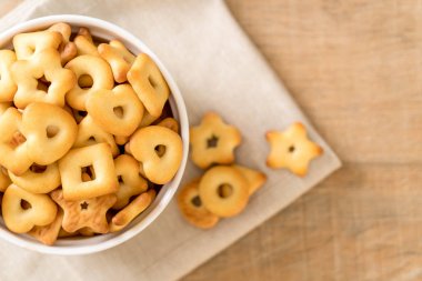 kahve ile bisküvi kraker