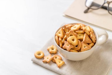 kahve ile bisküvi kraker