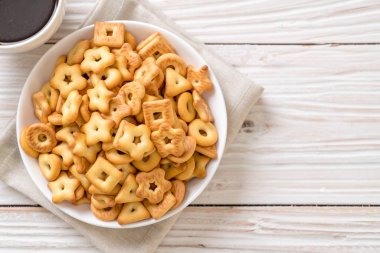 kahve ile bisküvi kraker