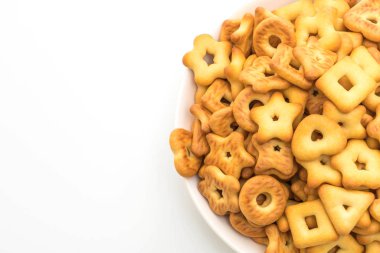 Beyaz arka plan üzerinde bisküvi kraker