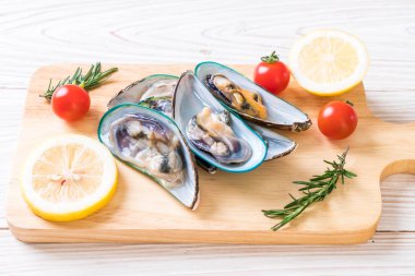 ahşap tahta üzerinde taze midye