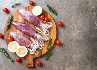 taze ahtapot veya mürekkep ahşap tahta üzerinde ham