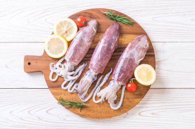 taze ahtapot veya mürekkep ahşap tahta üzerinde ham