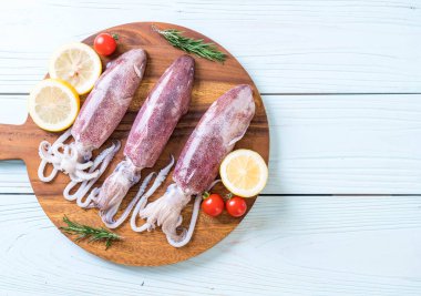 taze ahtapot veya mürekkep ahşap tahta üzerinde ham