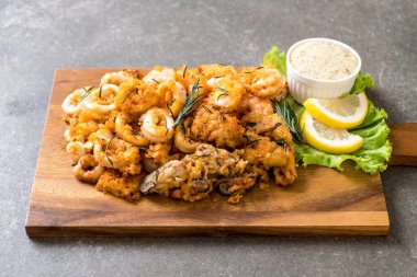 soslu kızarmış deniz ürünleri (mürekkep, karides, midye)