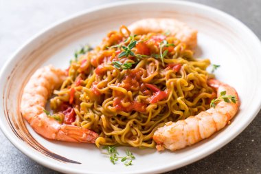 domates sosu ve karides ile sebze erişte