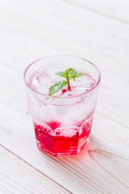 buzlu çilekli soda