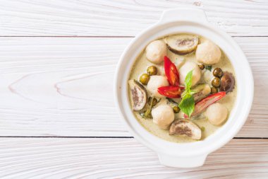 Balık topu ile yeşil köri