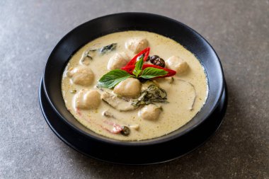 Balık topu ile yeşil köri