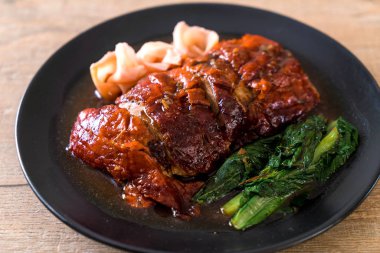 Kızarmış ördek masada.