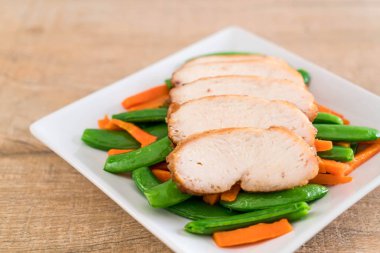 Yeşil bezelye ve havuç ile ızgara tavuk