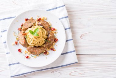 Sai Aua (Notrhern Tay baharatlı sucuk ile tavada kızartılmış spagetti)