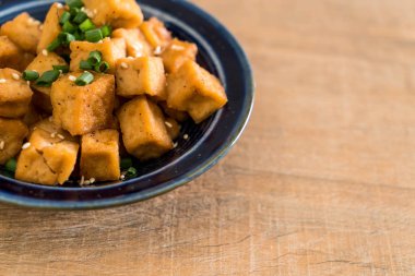 Kızarmış Tofu susam bir kase