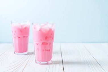 pembe çilek milkshake