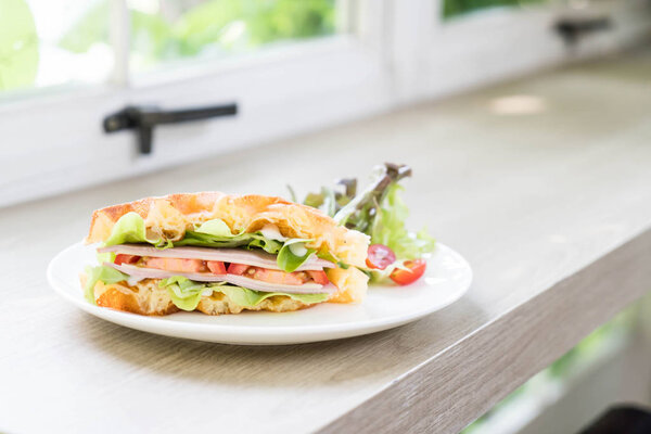 бутерброд с вафельной ветчиной
