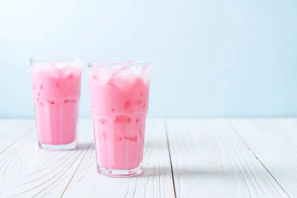 粉红色草莓奶昔 — 图库照片