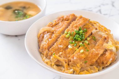 Kızarmış domuz pirzola tabağı (Katsudon)