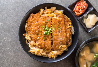 Kızarmış domuz pirzola tabağı (Katsudon)