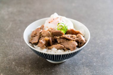 yumurta ile tepesinde pirinç Sarımsak soslu tavada kızartılmış domuz eti