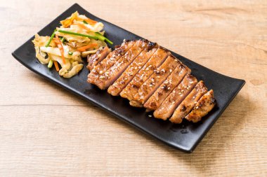 sebze ile dilimlenmiş domuz biftek ızgara 