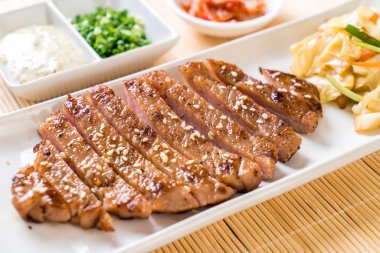 sebze ile dilimlenmiş domuz biftek ızgara 