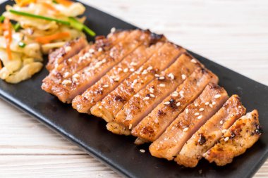 sebze ile dilimlenmiş domuz biftek ızgara 