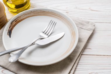 boş tabak kaşık çatal ve bıçak