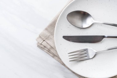 boş tabak kaşık çatal ve bıçak